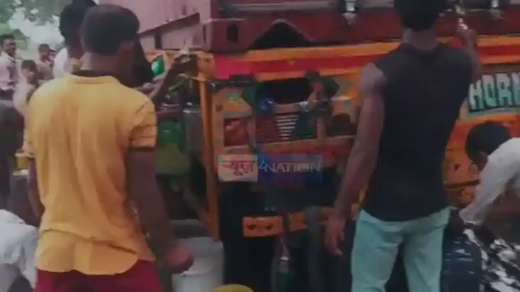 Cooking Oil Leaks on Highway Villagers Rush With Containers