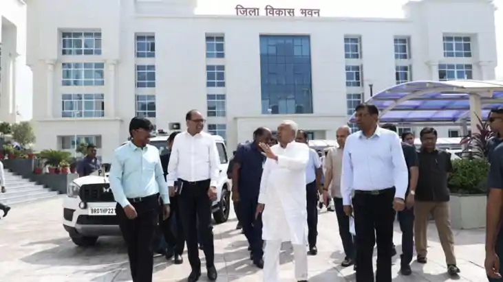 Bihar News : मुख्यमंत्री नीतीश कुमार ने पटना समाहरणालय का कि