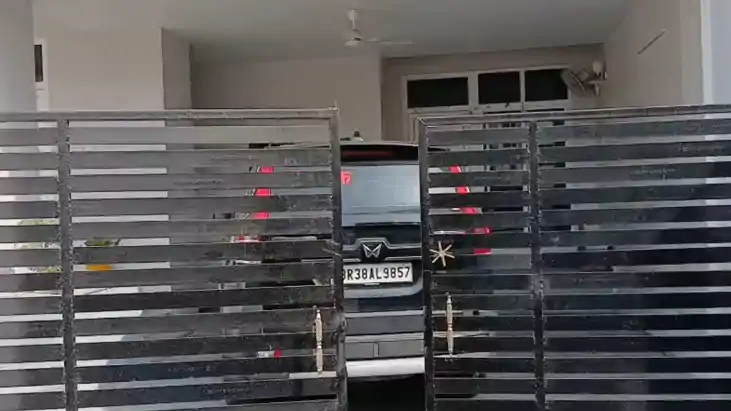 'दरवाजे पर खड़ी 'विधायक' वाली गाड़ी, अंदर बॉडीगार्ड... लेकिन क