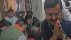 Rajya Sabha Elections: वोट डालने विधानसभा पहुंचे नितिन नवीन, राजद विधायक से मिलाया हाथ, सियासी गलियारों में चर्चा तेज