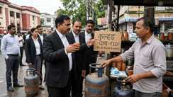 पटना हाई कोर्ट में 'चाय पर चर्चा' हुई कड़वी: गैस किल्लत से बढ़े कुल्हड़ चाय के दाम, परिसर में वकीलों और दुकानदारों में होने लगी जिरह