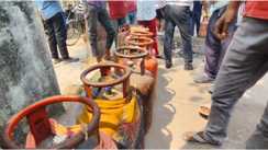 Bihar News : भागलपुर में रसोई गैस के लिए मचा हाहाकार, दाऊदवाट में उमड़ी भारी भीड़, आपूर्ति के लिए तैनात किये गए 22 मजिस्ट्रेट 