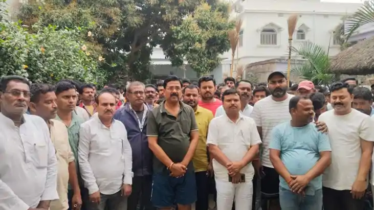 आधी रात को छापेमारी और फिर पूरे शहर में फैला कचरा : पुलिस की