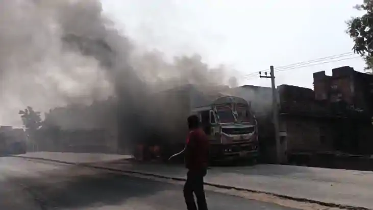 Bihar News : कोईलवर-छपरा फोरलेन पर कंटेनर में लगी भीषण आग, ब