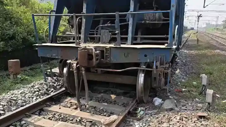 Rail Accident Bihar : पीरपैंती स्टेशन पर बड़ा रेल हादसा टला,