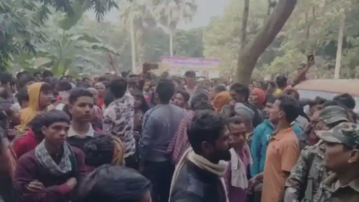 vaishali vandalism stone pelting rock