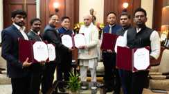 Bihar Election News : बिहार में 40 दिनों बाद खत्म हुई आदर्श आचार संहिता, राजभवन पहुंची चुनाव आयोग की टीम, राज्यपाल को सौंपी विधायकों की लिस्ट  