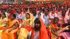 Bihar Election : नामांकन के बाद मंच पर भाषण देते रहे डिप्टी सीएम सम्राट चौधरी, नीचे बैठकर कार्यकर्त्ता की तरह सुनती रही पत्नी, सादगी के होते रहे चर्चे 
