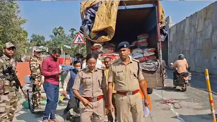 3.42 करोड़ रुपये मूल्य का 684 किलोग्राम गांजा जप्त, ट्रक-कार 3.42 करोड़ रुपये मूल्य का 684 किलोग्राम गांजा जप्त, ट्रक-कार