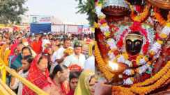 शारदीय नवरात्र के छठे दिन थावे दुर्गा मंदिर में उमड़ी श्रद्धालुओं की भारी भीड़ : मंगला आरती के बाद खुले पट, गूंजते रहे मां के जयकारे