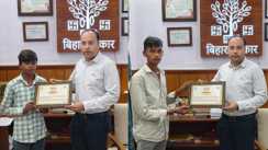Bihar News : गया में डूब रही चार महिलाओं की जान बचाने वाले दो वीर बालकों को डीएम ने किया सम्मानित, जमकर की सराहना  
