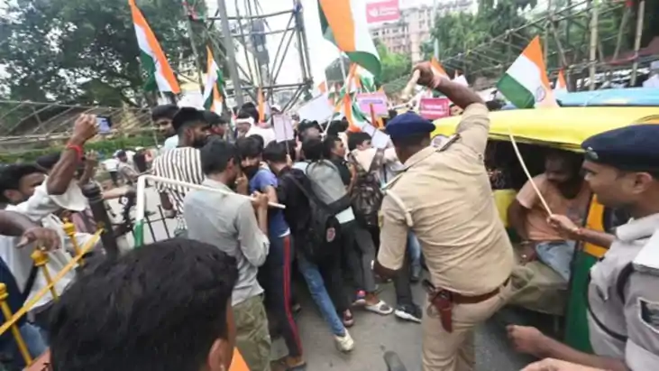 शिक्षक गुरू रहमान सहित कई टीचरों और हजारों छात्रों के खिलाफ 