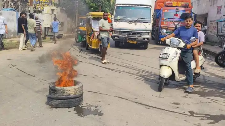 पटनासिटी में जलजमाव पर फूटा गुस्सा, सड़क पर आगजनी और प्रदर्श