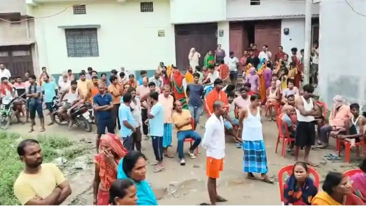 Bihar News : बेतिया में बुजुर्ग महिला की बदमाशों ने की गला र