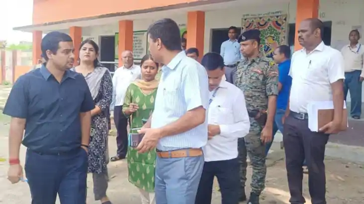डीएम ने भूमि विवाद की सुनवाई के बाद विद्यालय का किया निरीक्ष