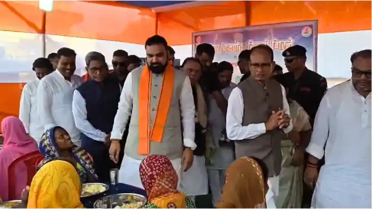 Bihar News : मुंगेर में बाढ़ पीड़ितों के बीच पहुंचे मुख्यमंत