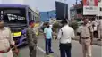 बेली रोड ओवर ब्रिज पर टला बड़ा हादसा : पिकअप को बचाने के चक्कर में दूसरे लेन में पहुंची तेज रफ्तार बस, बाल-बाल बचे यात्री