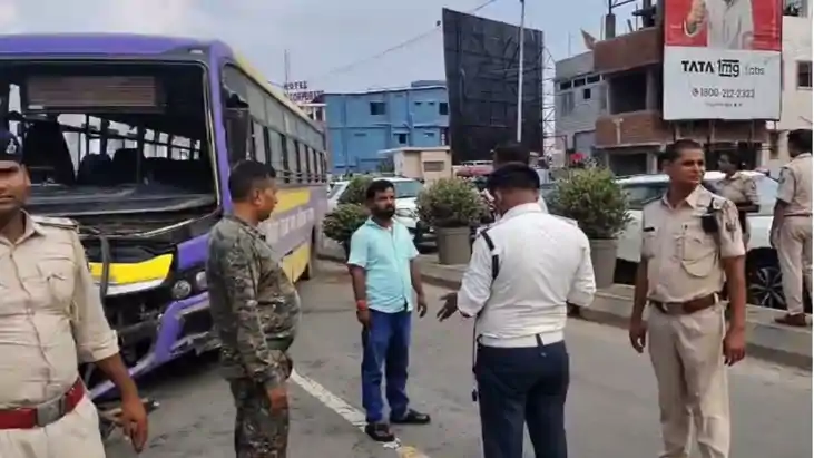 बेली रोड ओवर ब्रिज पर टला बड़ा हादसा : पिकअप को बचाने के चक्