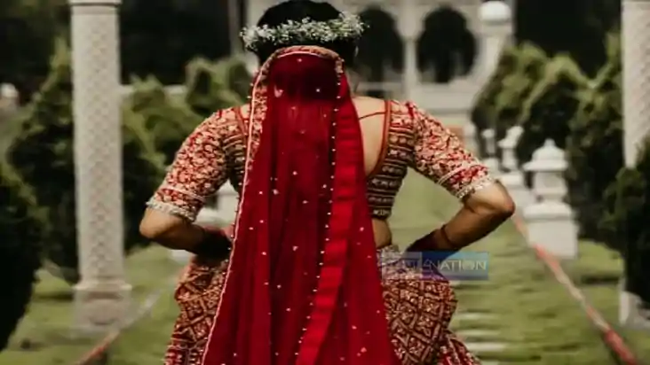 Love with Cousin : मेकअप कराने पार्लर गयी दुल्हन मौसेरे भाई 