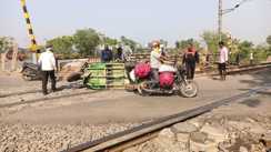 ट्रेन आने से पहले पटरी पर पलटा टोटो, स्थानीय लोगों और ट्रैफिक पुलिस मदद से टला बड़ा हादसा