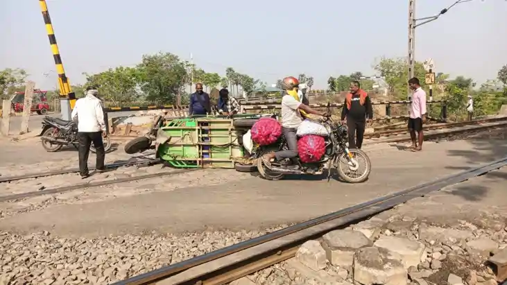 ट्रेन आने से पहले पटरी पर पलटा टोटो, स्थानीय लोगों और ट्रैफि