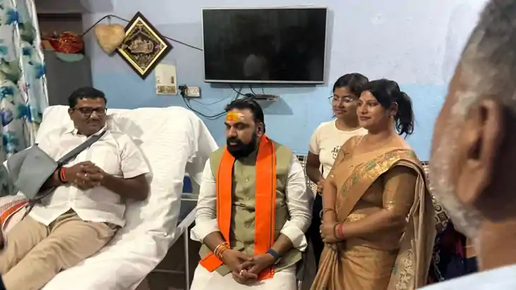 सड़क दुर्घटना के शिकार हुए विधायक संजय गुप्ता से मिलने पहुंच