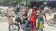 बाइक पर सवार लोगों को देख पुलिस भी रह गई अवाक, कहा-बाइक है या मिनी बस
