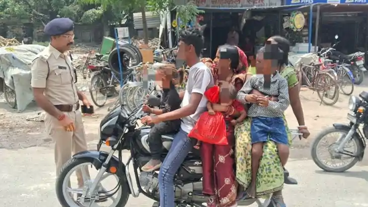 बाइक पर सवार लोगों को देख पुलिस भी रह गई अवाक, कहा-बाइक है य