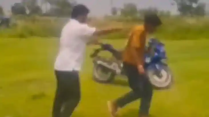 Bihar News : गोपालगंज में युवक की पिटाई का वीडियो सोशल मीडिय Bihar News : गोपालगंज में युवक की पिटाई का वीडियो सोशल मीडिय
