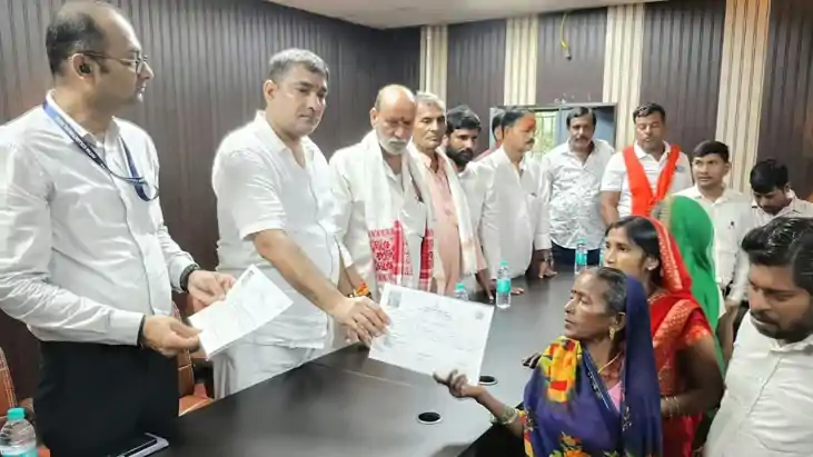 Mission Basera Bihar Basgit Parcha Distribution by Mla