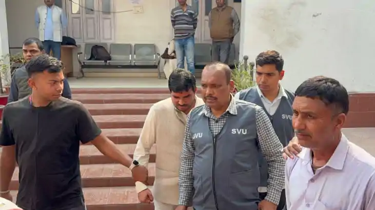 Muzaffarpur Briber and his agent caught red handed 50 000 ru