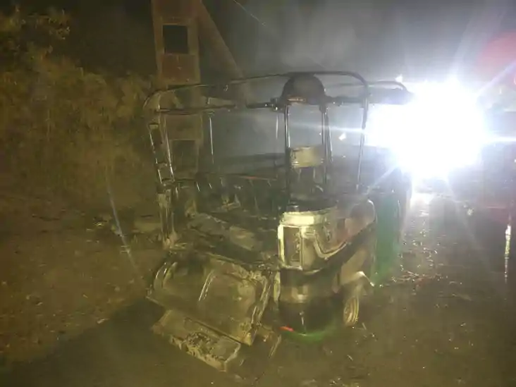 चलता फिरता बम' बना सीएनजी ऑटो: बीच सड़क धूं-धूं कर जला वाहन, 
