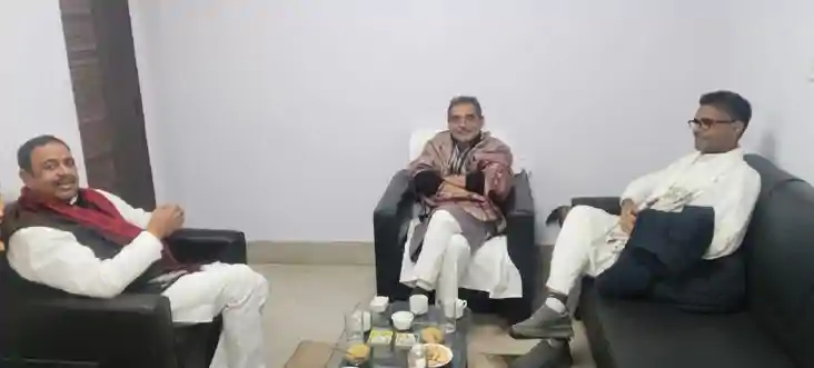 कुशवाहा का आखिरी दांव: टूटने से बची पार्टी! पटना आवास पर विध