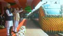 PM मोदी ने दिखाई देश की पहली 'अल्ट्रा मॉडर्न' वंदे भारत स्लीपर को हरी झंडी, राजधानी से भी तेज रफ़्तार और मिलेगी होटल जैसी लग्जरी