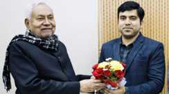 Bihar Politics : मुख्यमंत्री नीतीश कुमार से जदयू नेता अभिषेक झा ने की मुलाकात, तिरहुत स्नातक निर्वाचन की तैयारियों पर की चर्चा  