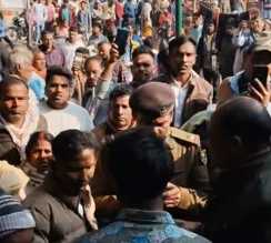 सरेराह 'कलयुगी' पति की कुटाई: पहली पत्नी को बेतिया स्टेशन पर छोड़ दूसरी के साथ हुआ फरार, भीड़ ने घसीट-घसीट कर सिखाया सबक!