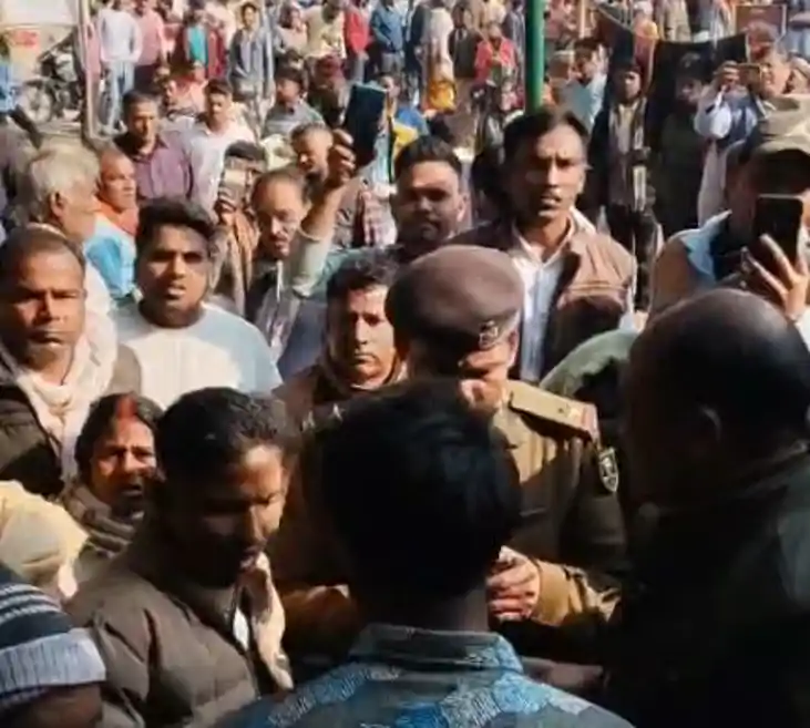 सरेराह 'कलयुगी' पति की कुटाई: पहली पत्नी को बेतिया स्टेशन पर