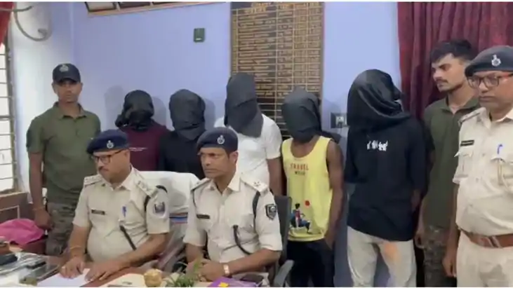 नवादा पुलिस की बड़ी कार्रवाई : 8 साइबर अपराधी गिरफ्तार, 13 म