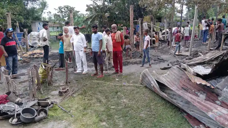 आगलगी के पीड़ित परिवारों से मिले युवा कांग्रेस प्रदेश सचिव, 