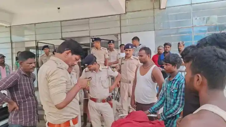 मछली पकड़ने निकले युवक की धान के खेत से बरामद हुई लाश, इलाके