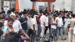 Bihar News - दर्दनाक घटना, टीन के एस्बेस्टस लदे ट्रैक्टर के पीछे चल रहे बाइक सवार की गर्दन कटने से मौत