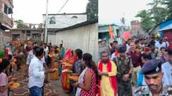 Bihar News : पूर्णिया एसपी को लोगों ने दी विदाई, महिलाओं ने सड़क किनारे खड़े होकर बरसाए फूल, अब पटना एसएसपी के रूप में देंगे सेवा