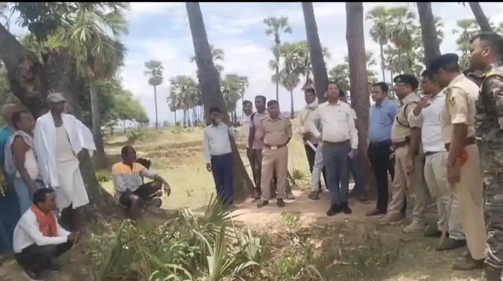 Bihar News - श्मशान घाट की जमीन पर पंचायत भवन निर्माण शुरू, Bihar News - श्मशान घाट की जमीन पर पंचायत भवन निर्माण शुरू,