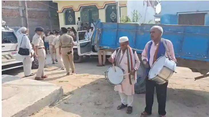 नाबालिग से यौन शोषण के आरोपी के घर बारात लेकर पहुंची पुलिस, 
