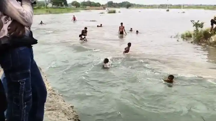 Bihar Flood News : गोपालगंज में गंडक नहर में 11 गुना अधिक पा