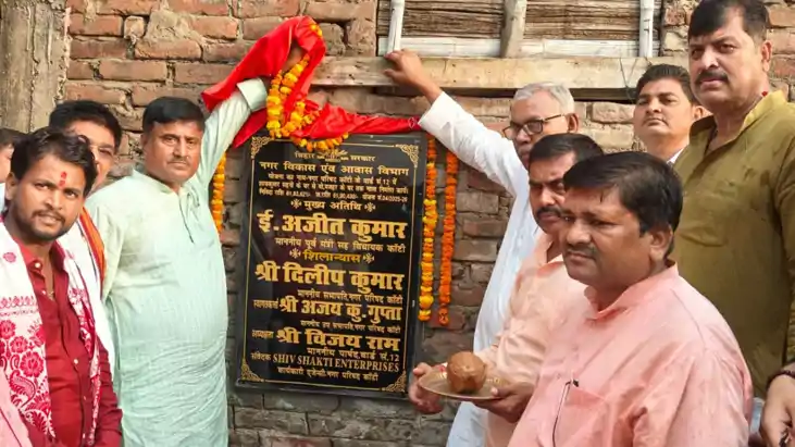 विधायक अजीत कुमार ने वार्ड 12 और 20 में नाली निर्माण का किया
