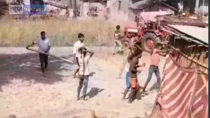 BIHAR NEWS - जमीन पर कब्जा करने को लेकर दो गुटों में चली लाठ