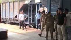 रेलवे स्टेशन पर सुरक्षा की शर्मनाक तस्वीर : प्लेटफॉर्म पर युवक ने सरेआम लगाई फांसी, तमाशबीन बना रहा सिस्टम