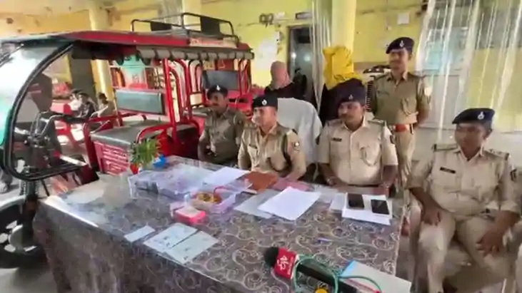 चाचा के घर चोरी कर भाग रहे भतीजे को लुटेरों ने लूटा, पुलिस न