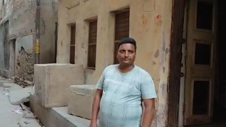 अपराधियों का दिनदहाड़े दुस्साहस: घर के दरवाजे पर ट्रांसपोर्ट